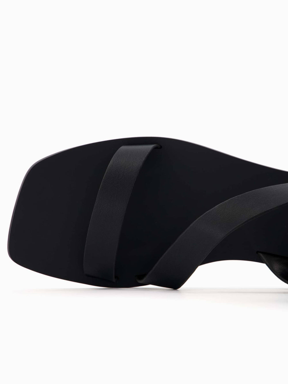 Flat sandals with ankle strap